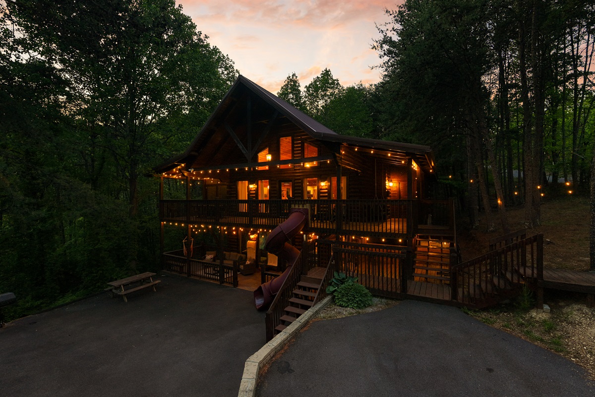 Large paved driveway and easy roads to the cabin