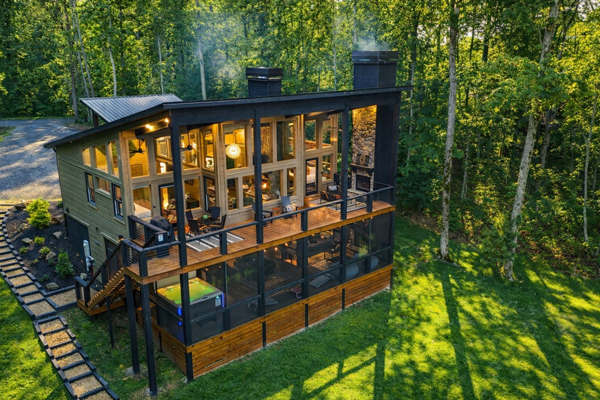 Your perfect mountain escape: panoramic views, a stunning great room, and warm, inviting touches throughout, ideal for relaxing, reconnecting, and unwinding in style.