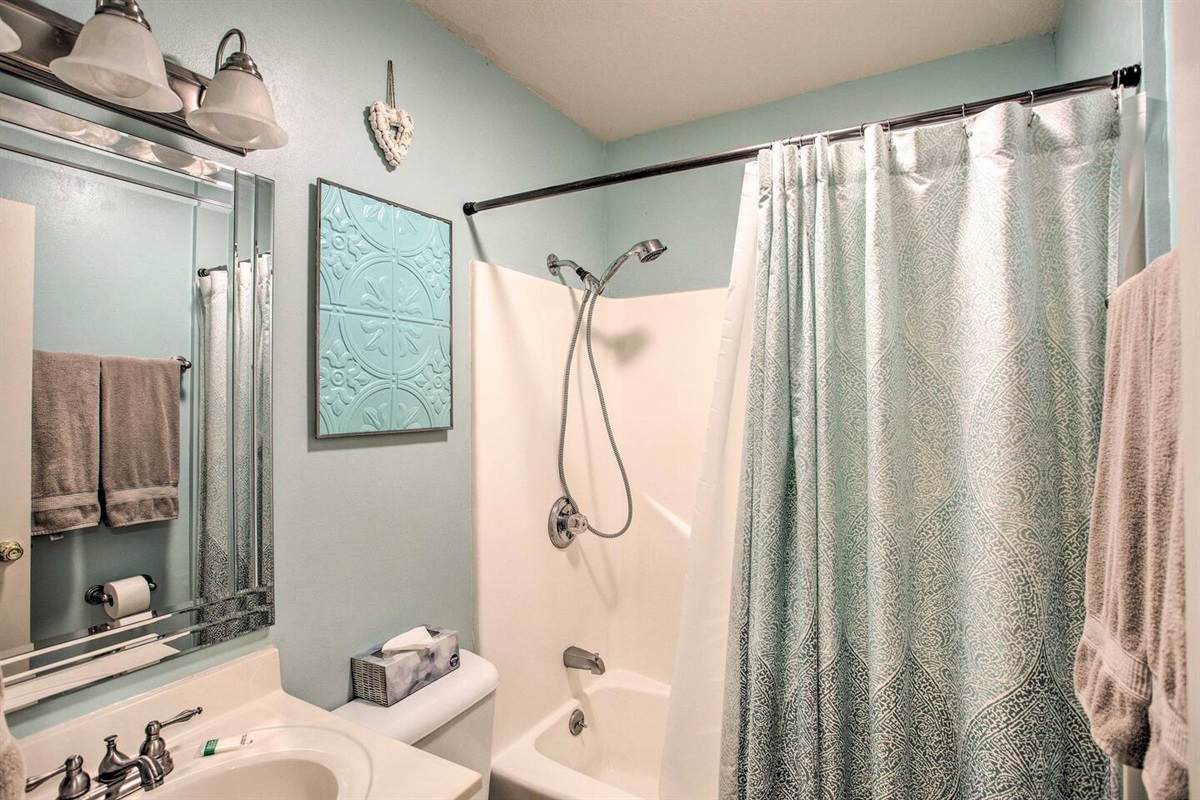 Full hallway bathroom shared with yellow and green bedrooms.