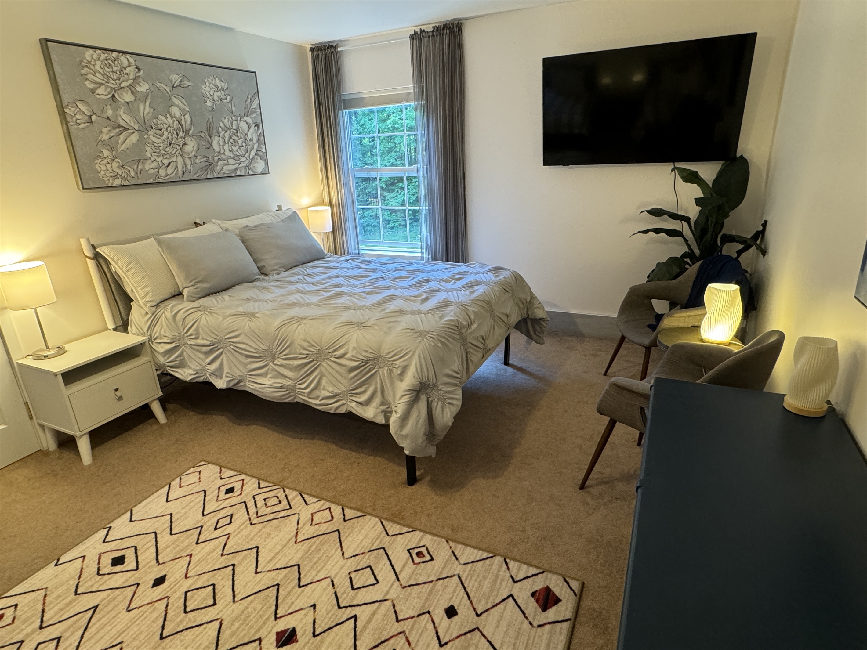 2nd floor Queen #2 - Family Suite