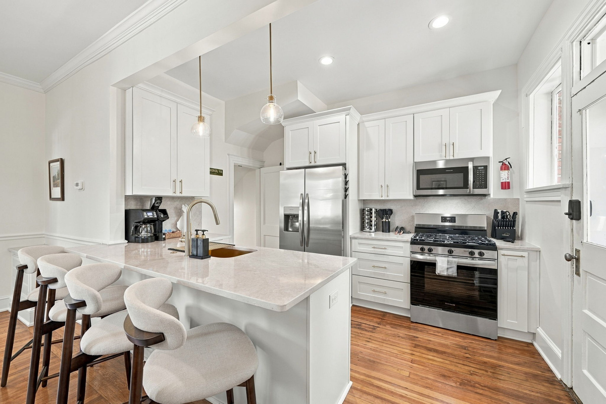 Kitchen Delight: Stylish kitchen with sleek appliances and a chic island for culinary adventures!