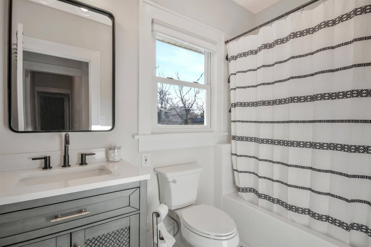 Main floor full bath with a tub/shower combo.