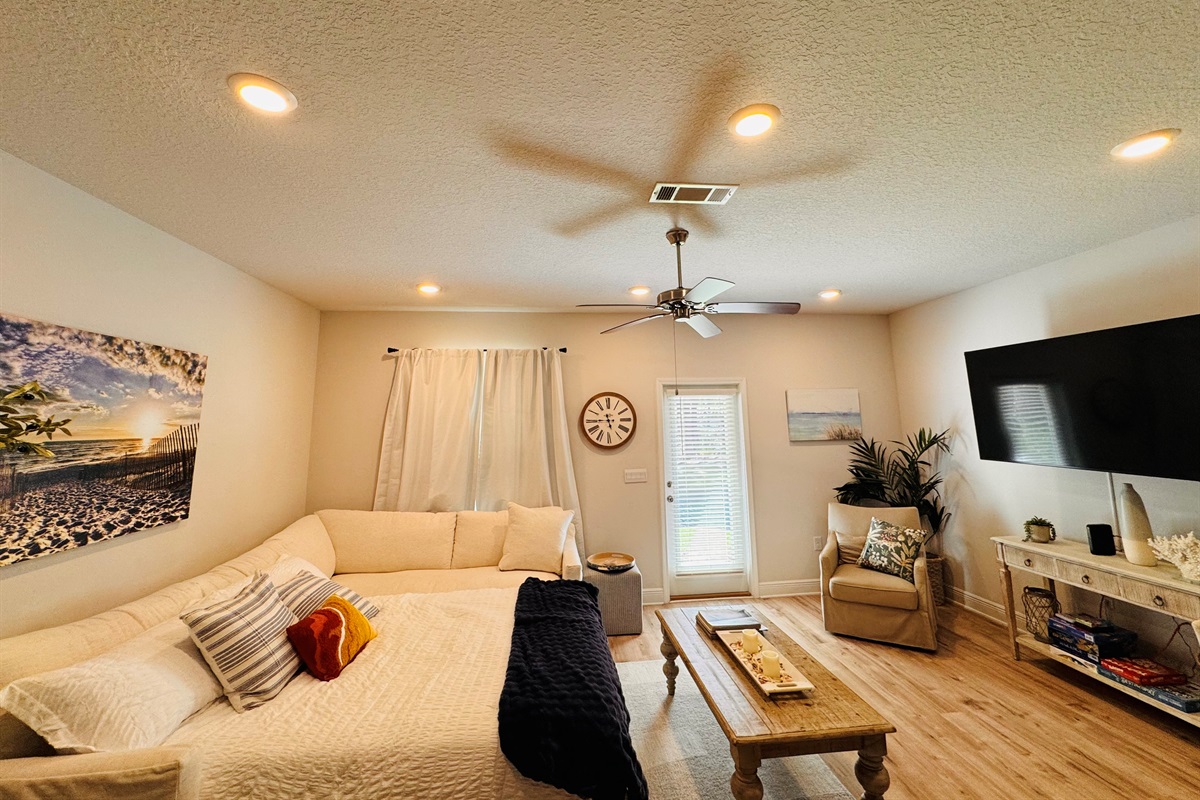 Living room with pull out matress in sofa