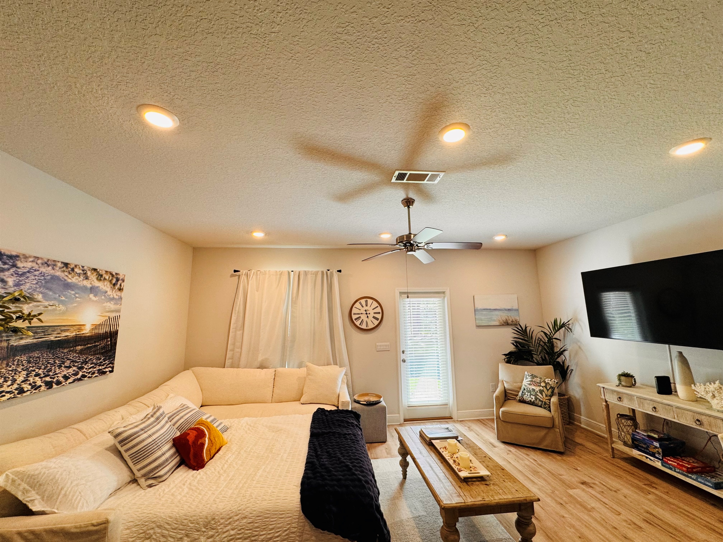 Living room with pull out matress in sofa