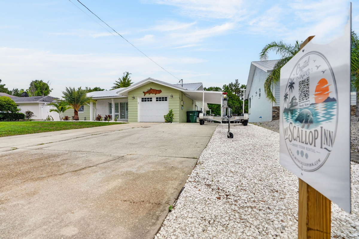 Welcome to My Scallop Inn – driveway entrance