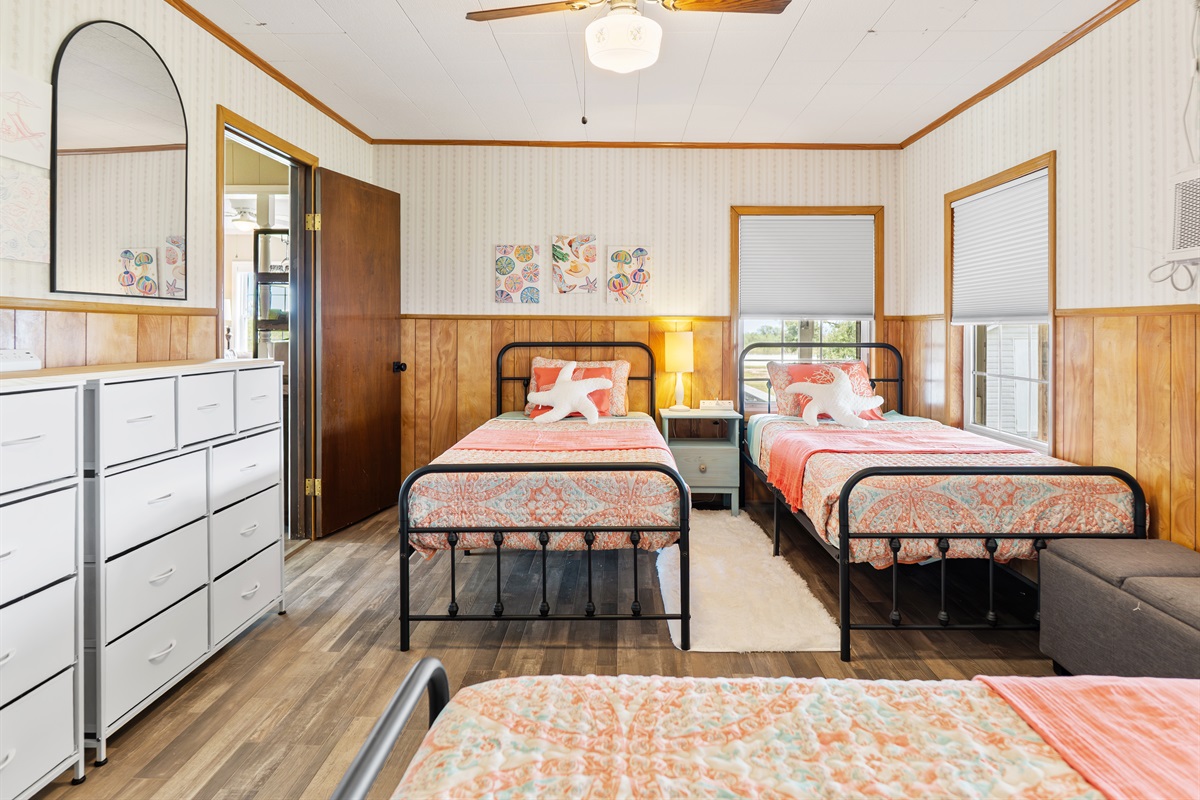 3 twins bedroom