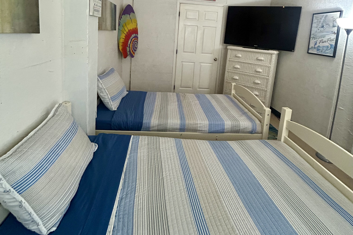2 twin beds for extra sleeping space in the basement (garage level)