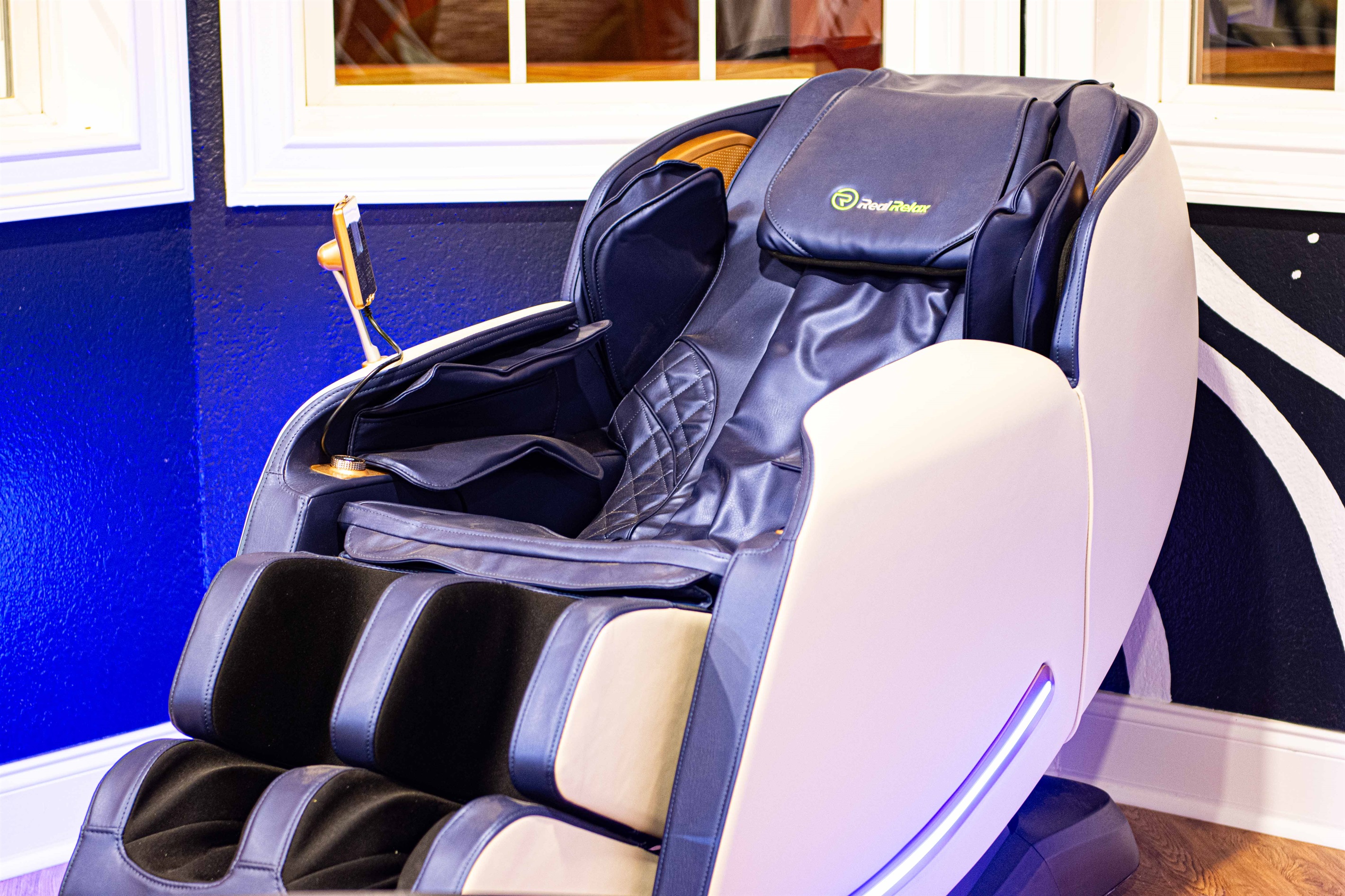 Experience ultimate relaxation in this full-body anti-gravity massage chair! Designed to relieve tension and stress, it cradles your body while providing soothing massages. Elevate your self-care routine and float away into bliss!
