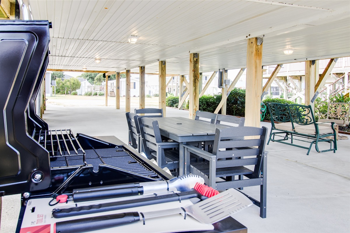 Propane Grill & Outdoor Dining