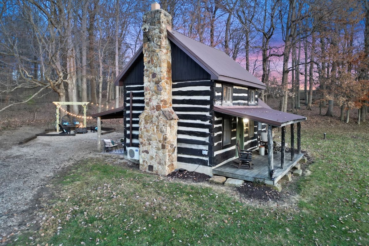 The charming side of the cabin.