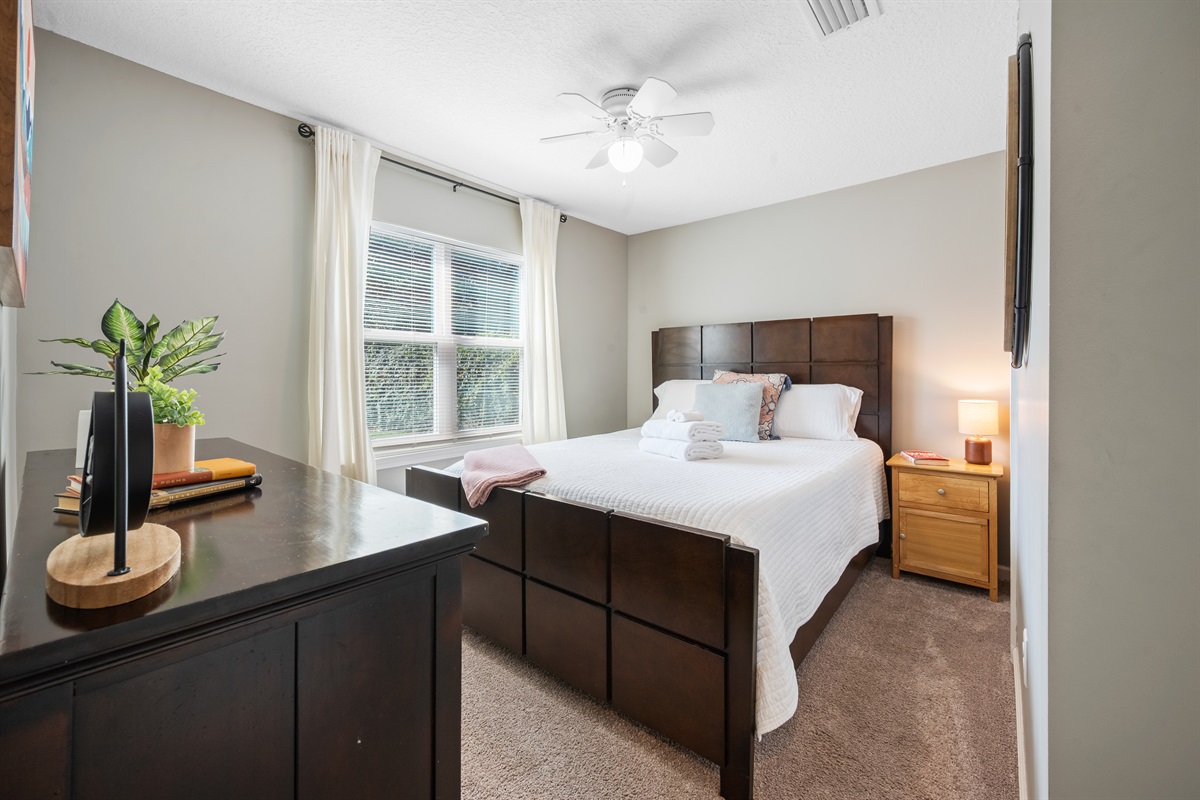 Bedroom 2 | Queen Bed