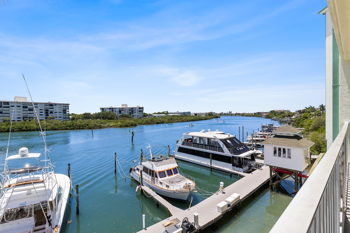 Bringing a boat?  You will need to call the Indian Rocks Beach Holiday Inn to reserve a slip.