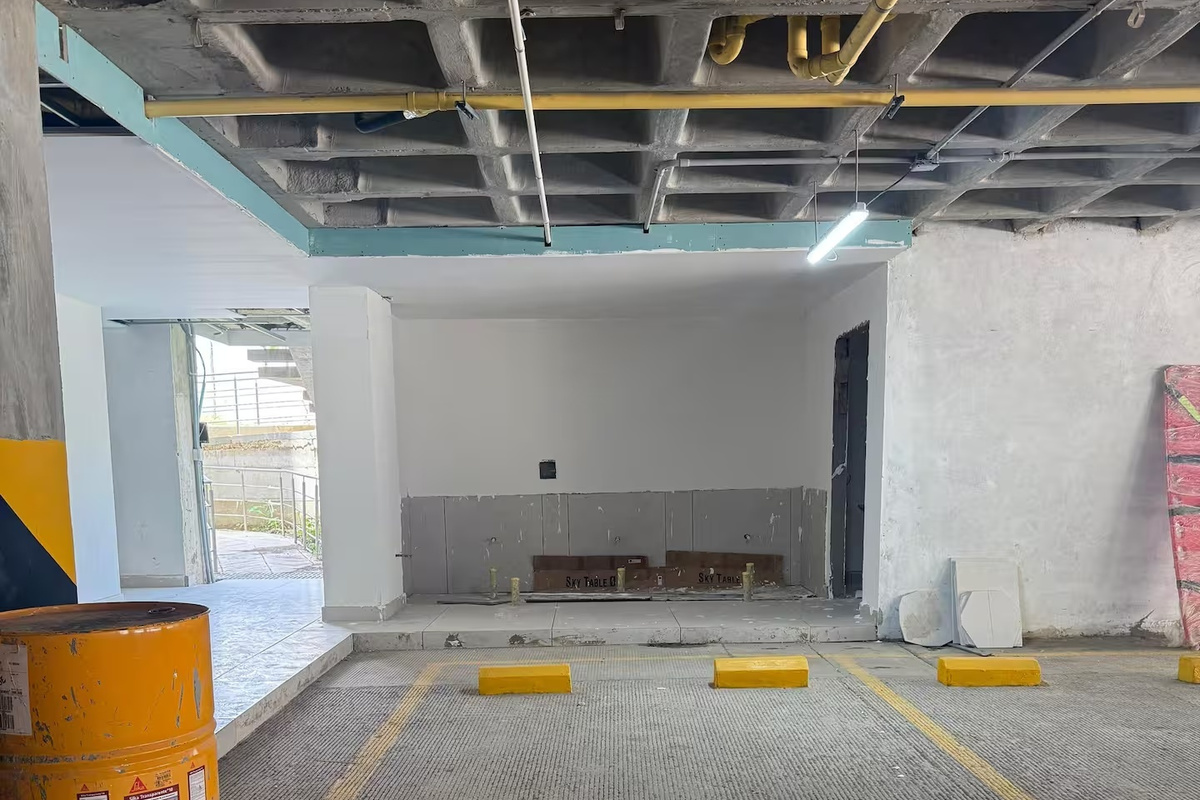 El acceso al estacionamiento cubierto ofrece un punto de llegada práctico para tu estancia costera, con las amenidades del resort justo más allá del edificio.