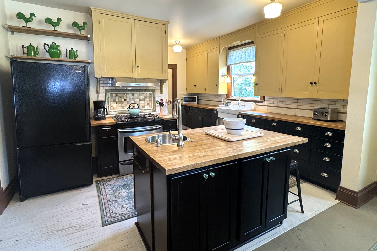 Spacious & well stocked Kitchen