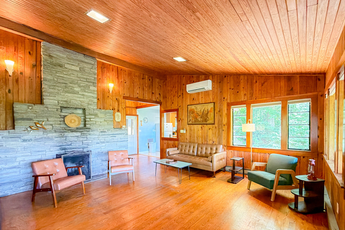 enjoy the coziness of cabin life in the 60's with modern amenities