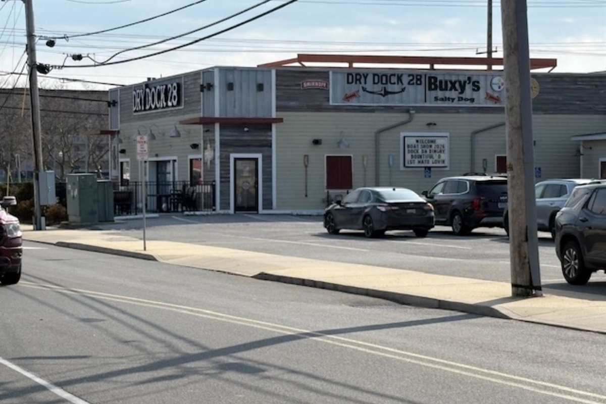 Just steps to restaurants. Vist Dry Doc 28. 