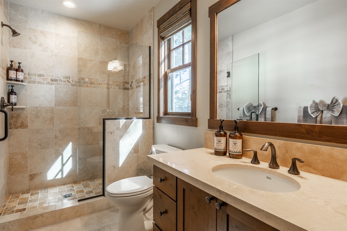 Interstellar | Bear’s Den Guest Ensuite
This private ensuite bath serves the second king bedroom in Bear’s Den, providing a comfortable and convenient space to refresh after a day on the mountain.