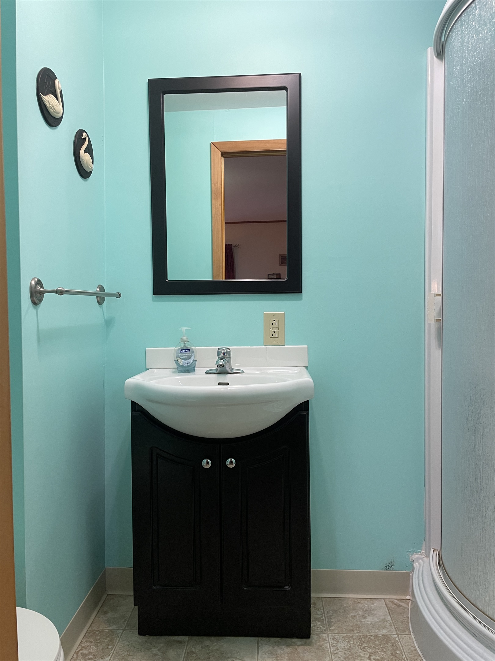 Ensuite bath in Queen #1