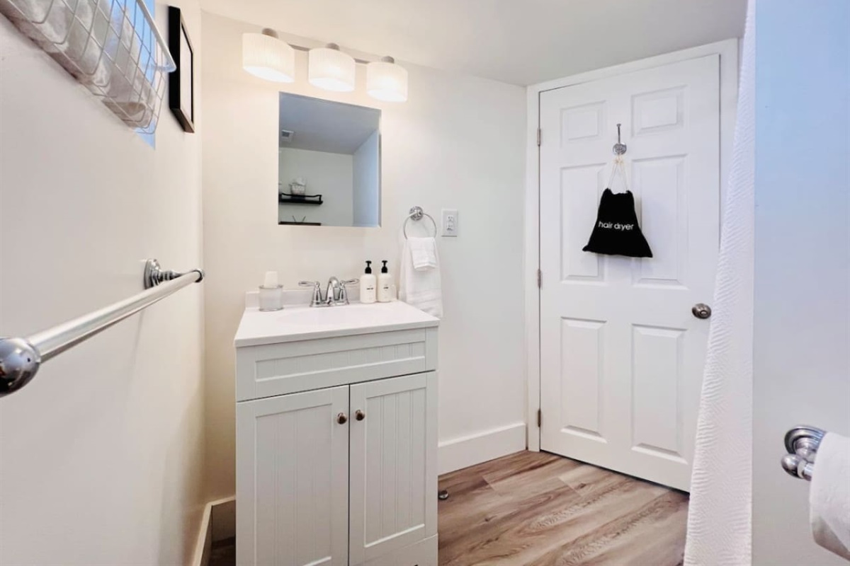Bright and functional full bathroom, equipped with everything you need for a relaxing and convenient stay.