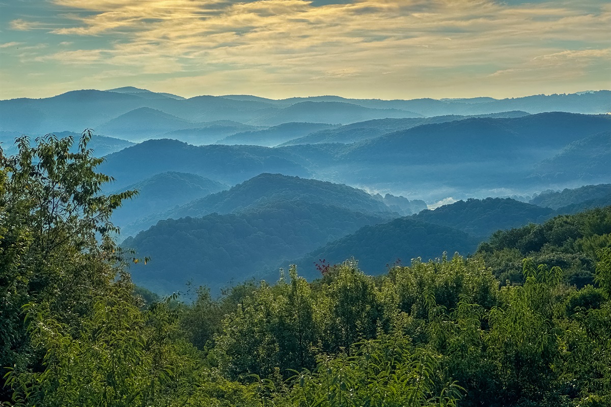 Our $1MM views you don’t even have to step outside to see: The Blowing Rock, Grandfather Mountain including Callaway Macrae & Linville Peaks, Flat Top Mountain...This is from the top deck!