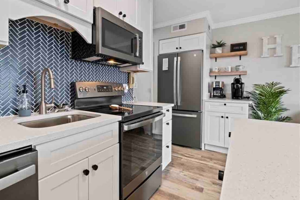 Kitchen with tiled backsplash