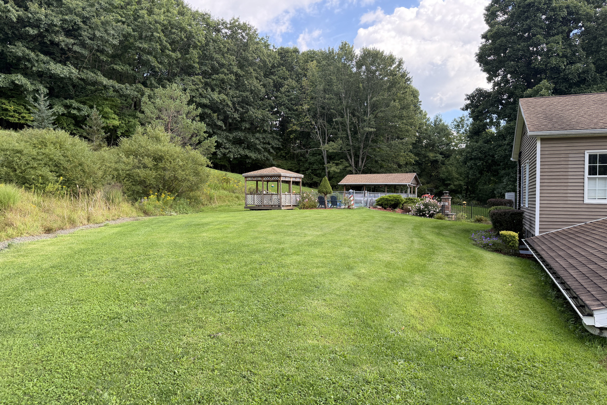 Large back yard for your enjoyment