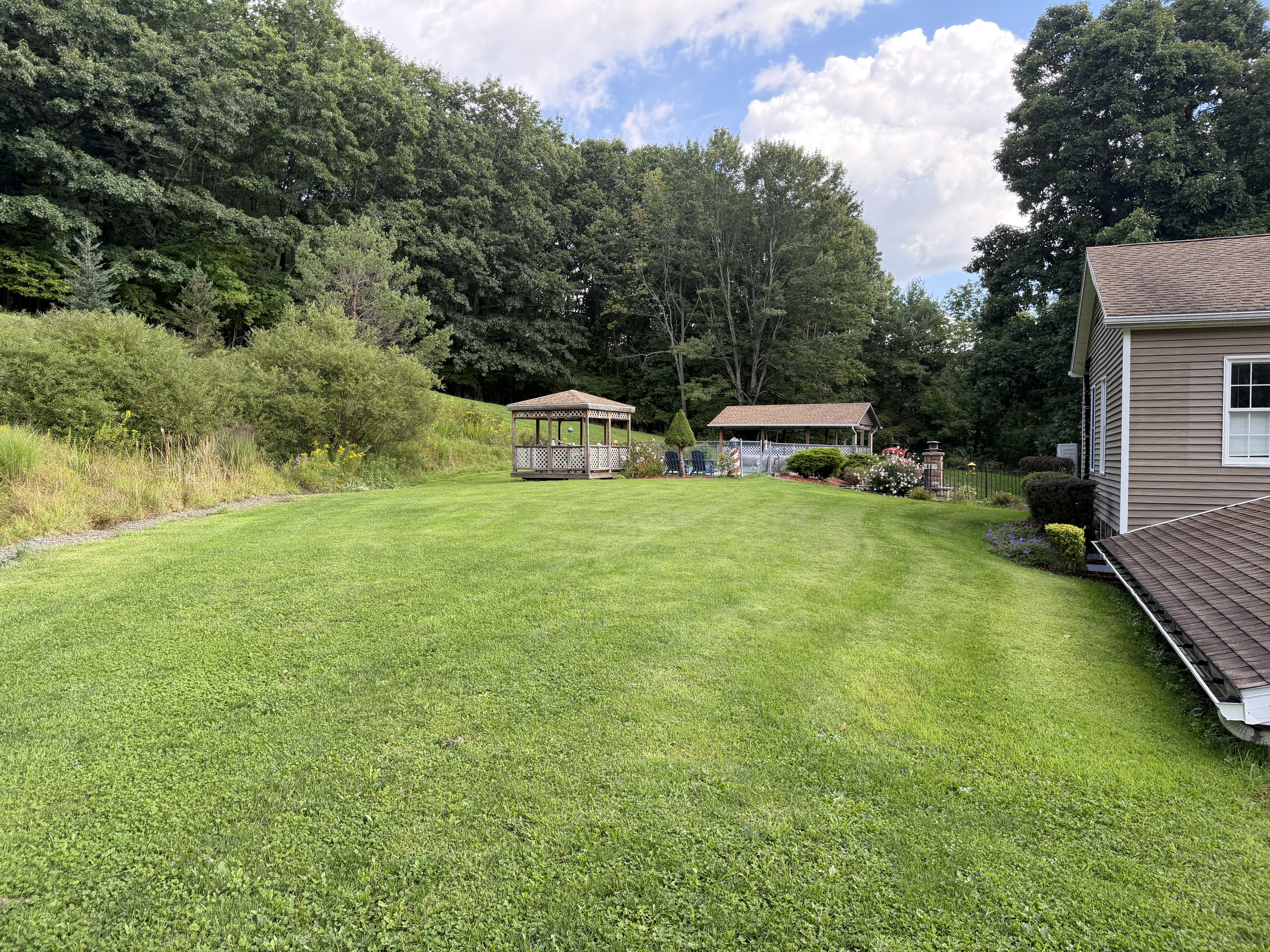 Large back yard for your enjoyment