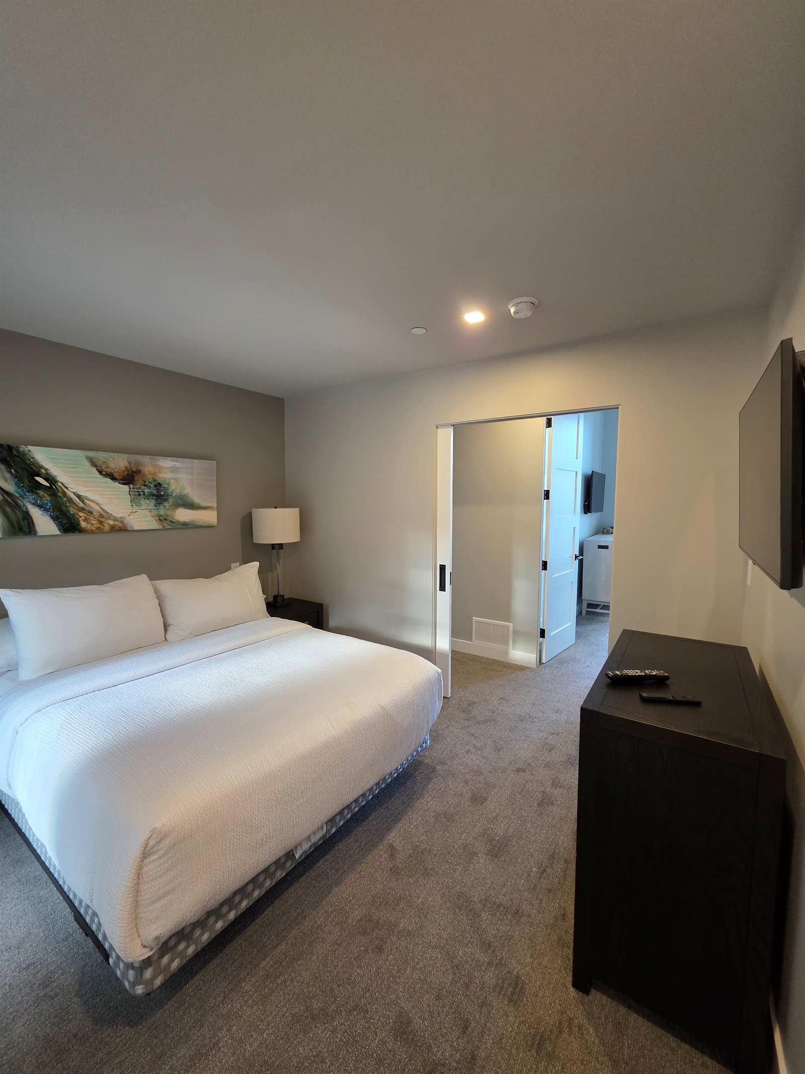 Secondary bedroom. Streaming TV. Ensuite.