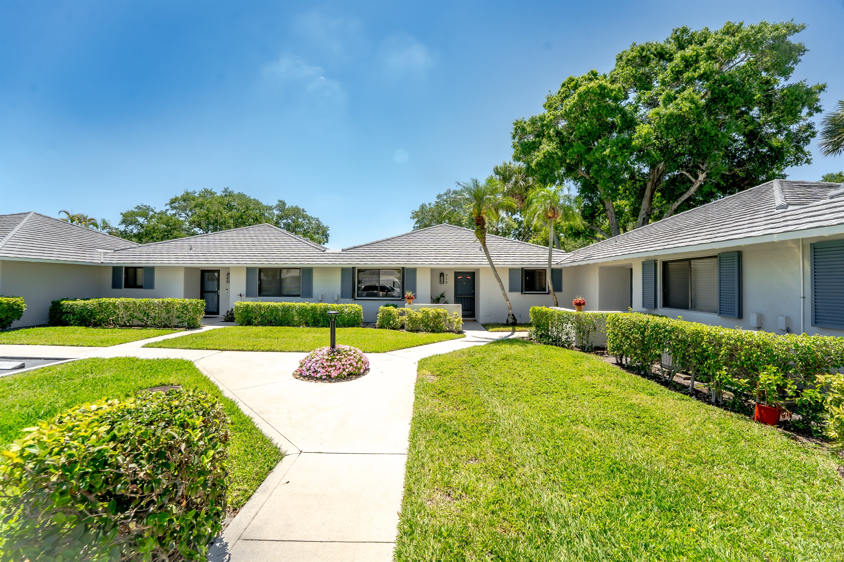 Charming PGA National townhome villas with lush landscaping, quiet walkways, and a peaceful, resort-style setting
