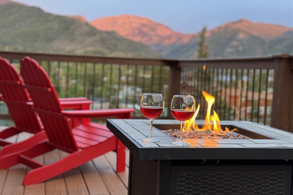 Escape to serenity with breathtaking mountain views. Unwind on the decks at sunset, surrounded by peaceful nature. Perfect for a tranquil getaway. Book your stay now!