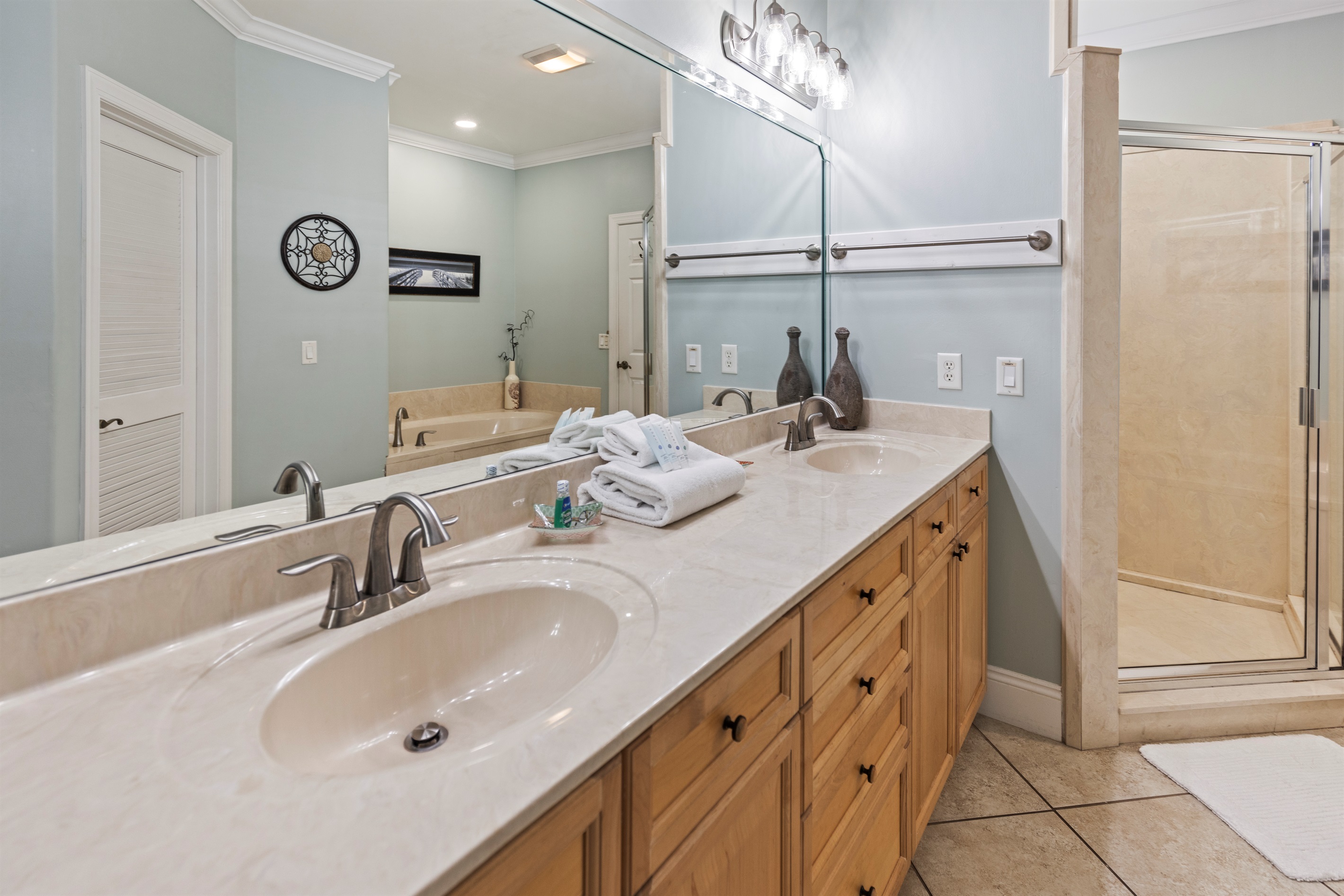 Master Bathroom (3rd Floor)
