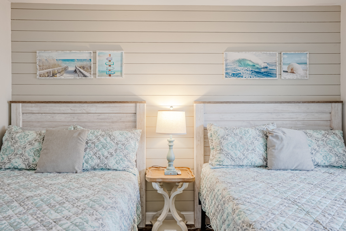 Guest bedroom with two beds, sleeps 1-4