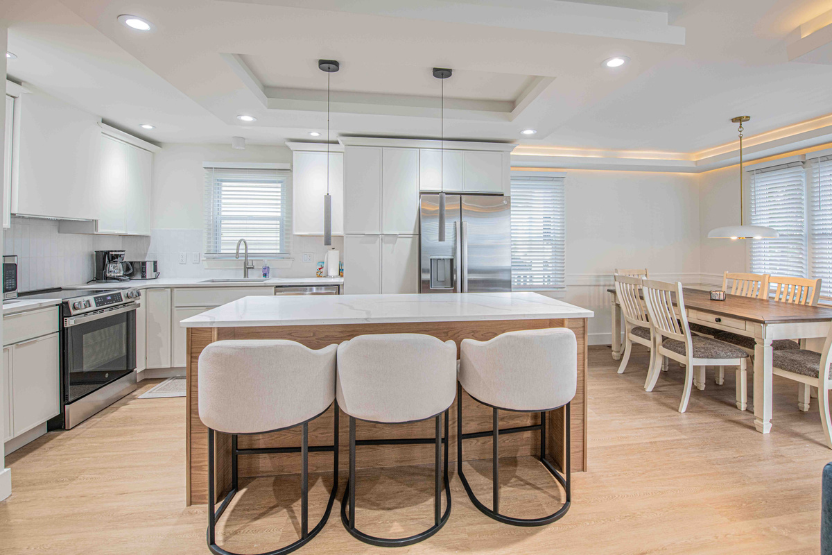 Full Kitchen & Dining Table