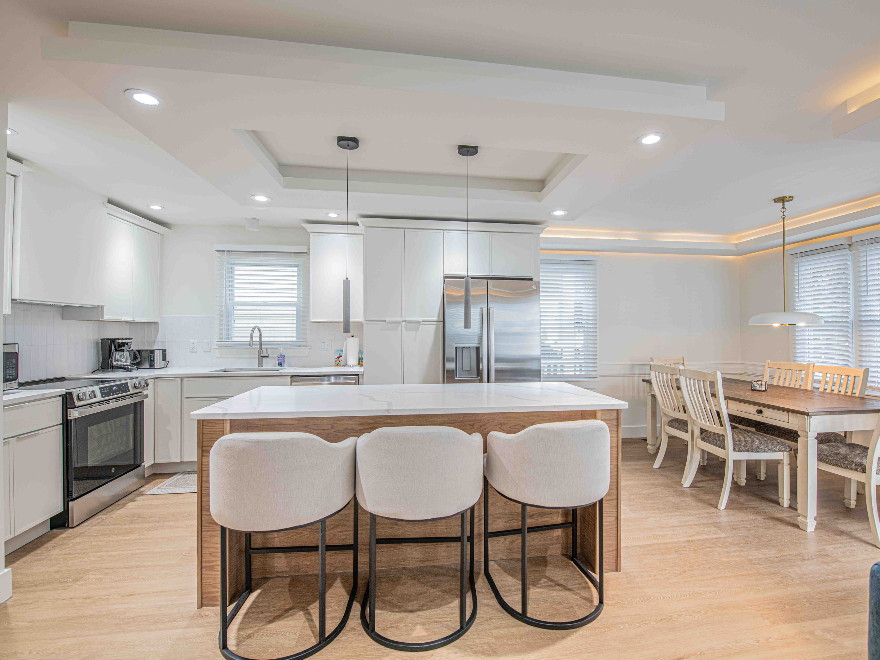 Full Kitchen & Dining Table