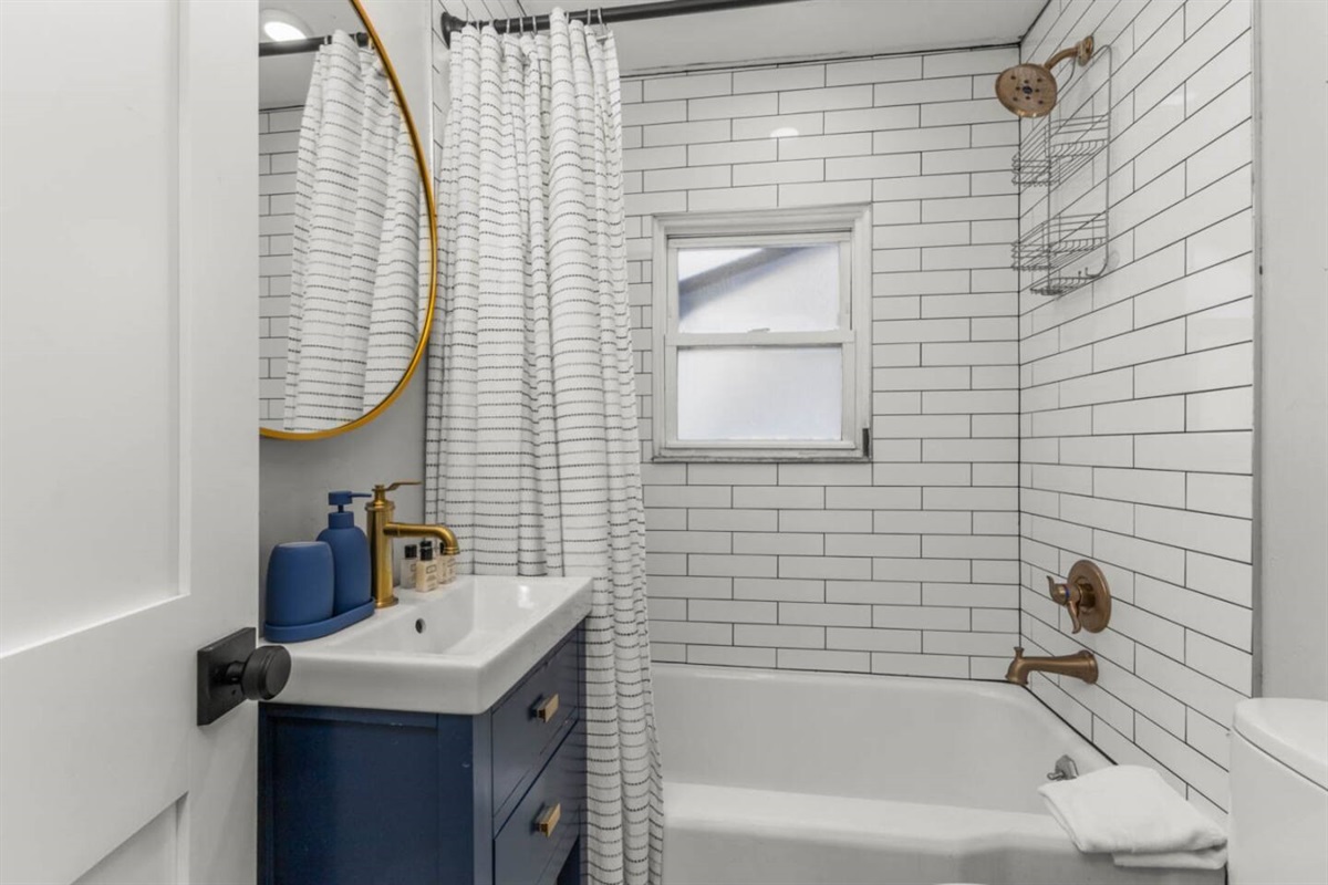 Ensuite Bathroom #1 - Tub/Shower Combo