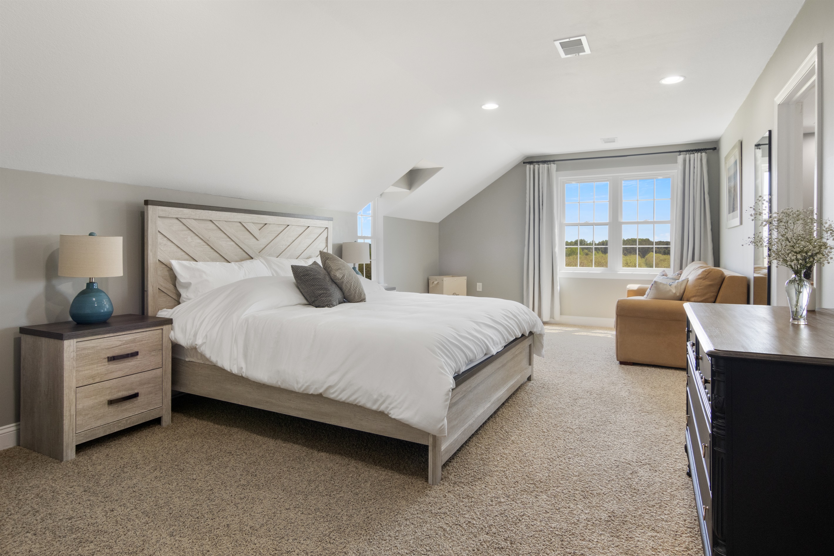 Upstairs king bed