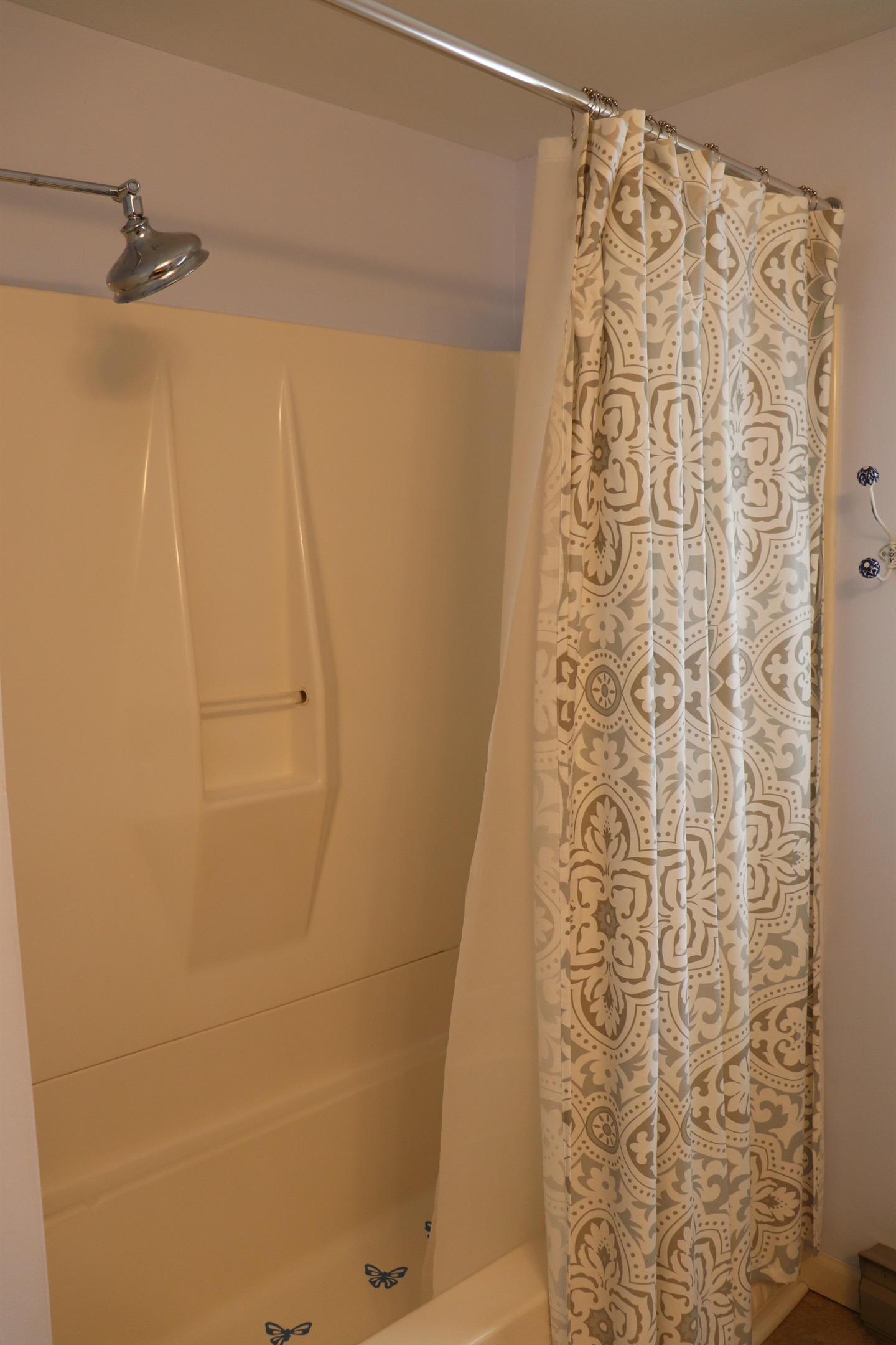 2nd floor bath with tub/shower