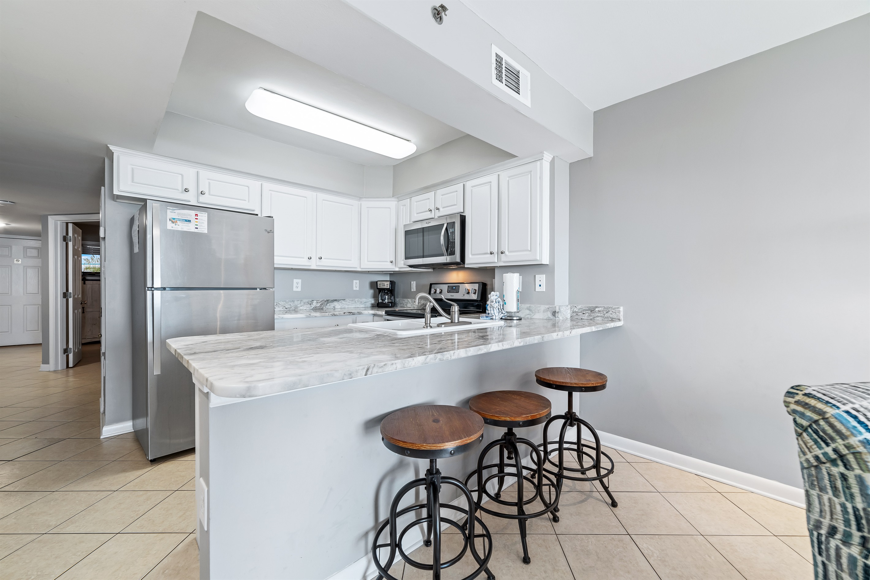 Flexible dining options for every occasion. Enjoy a formal meal at the dining table or a casual snack at the breakfast bar, seamlessly connected to the fully equipped kitchen.