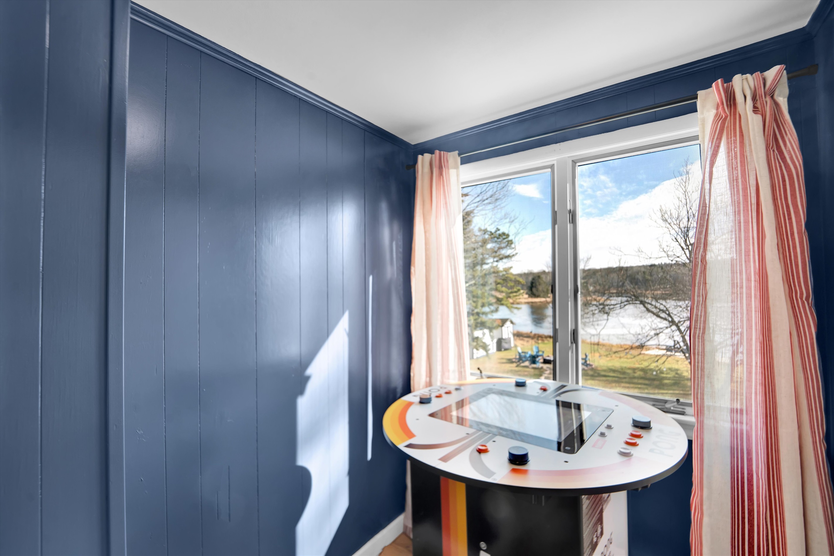 Vintage 4-player Pong — retro meets unforgettable fun.