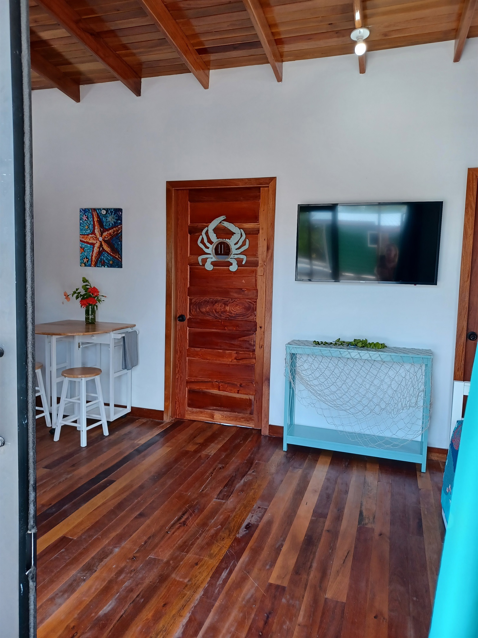 Starfish sitting area with TV