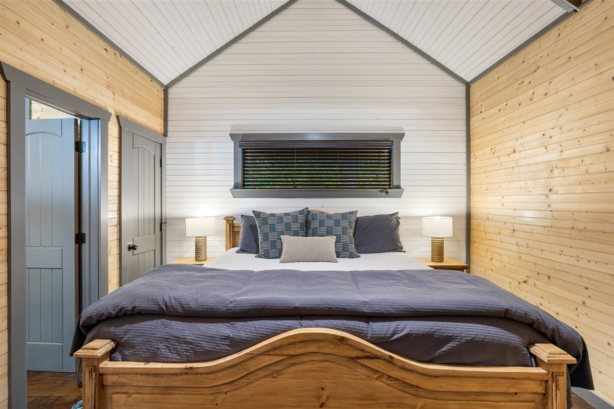 Smokey Mountain King with vaulted ceiling!