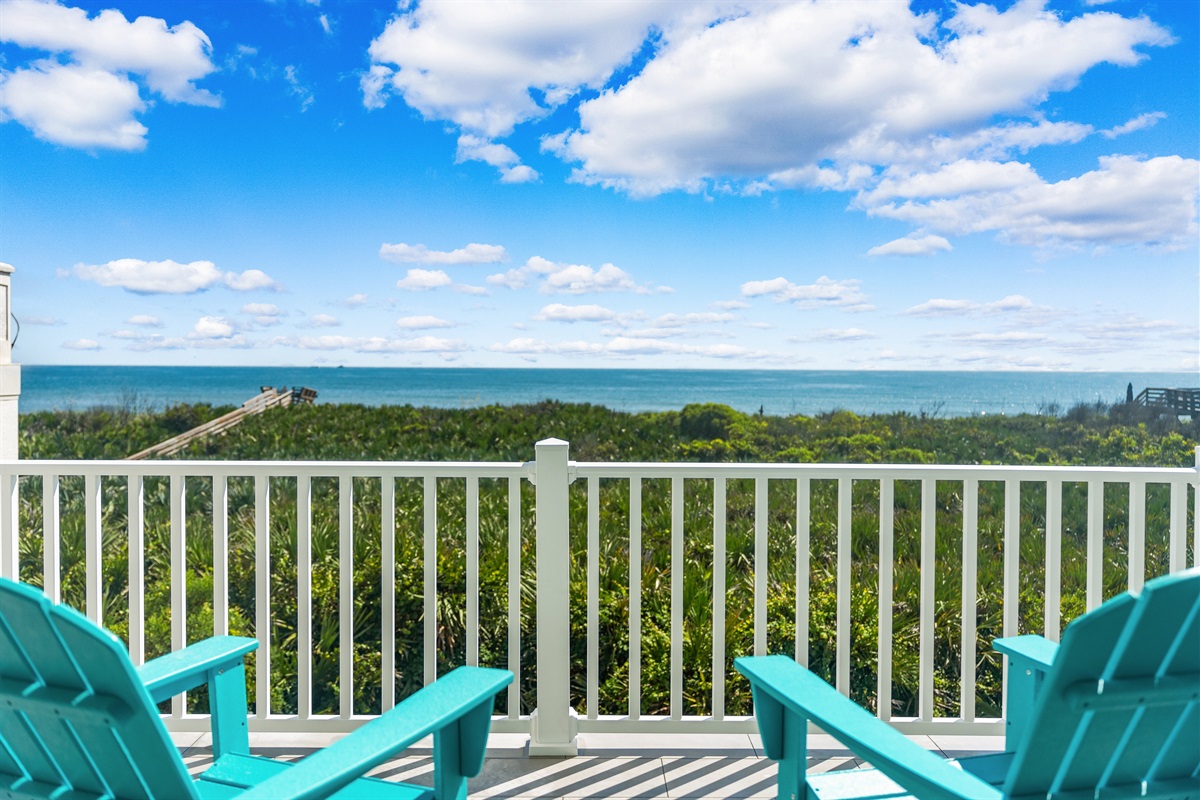 Front-row seats to the Atlantic 🌊
Relax in Adirondack chairs and enjoy sweeping ocean views, salty breezes, and peaceful moments overlooking the dunes and shoreline.