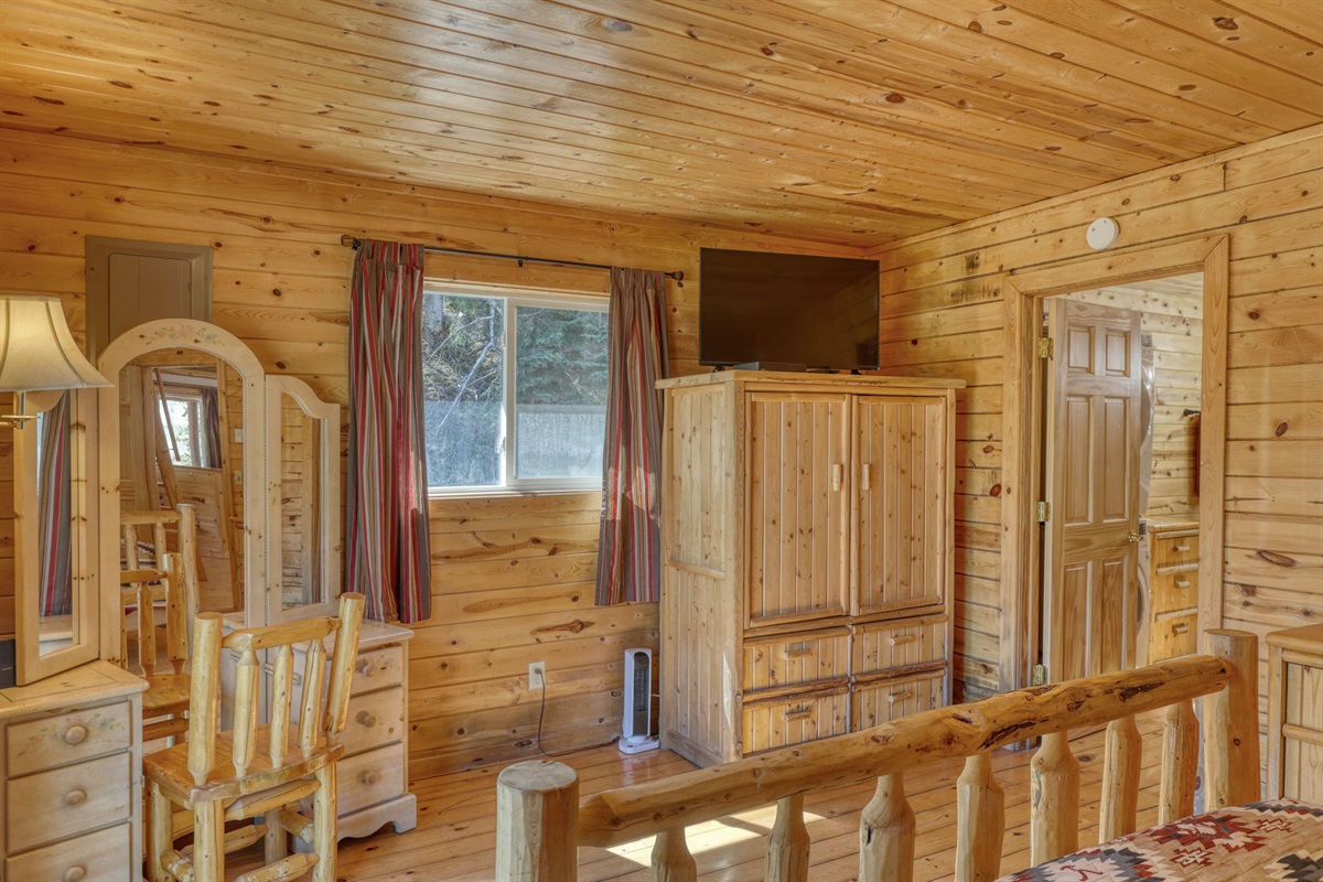 Bedrrom 1 with Queen bed and TV