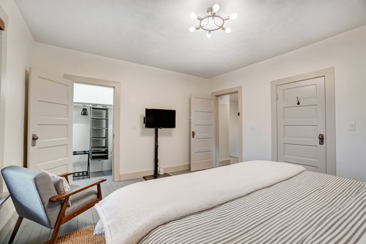 Bedroom 1 (King)