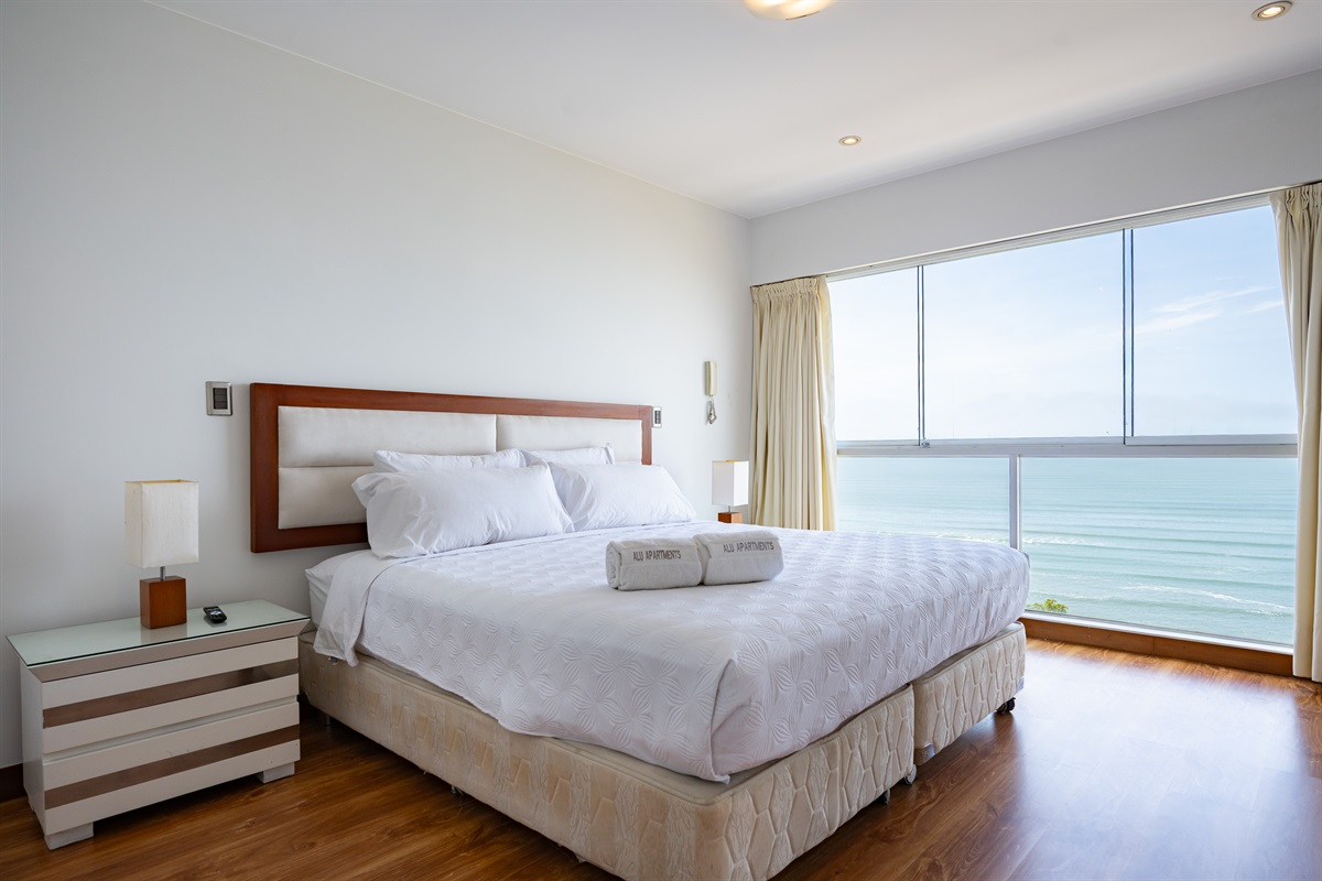 King bedroom with stunning sea and Malecón views — wake up inspired every morning  /   Dormitorio con cama king y una vista impresionante al mar y al malecón — despierta inspirado cada mañana