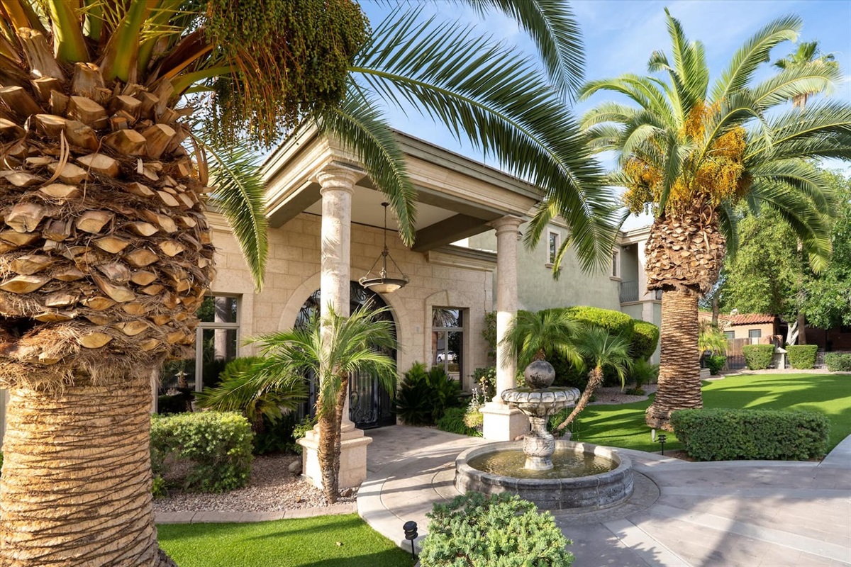 7BR+ Bonus Room Phoenician Mansion w/ Hot Tub&Pool-Heat Avail! — 7BR+Bonus Room Phoenician Estate • Heated Pool + Hot Tub, Phoenix, Arizona — photo 58