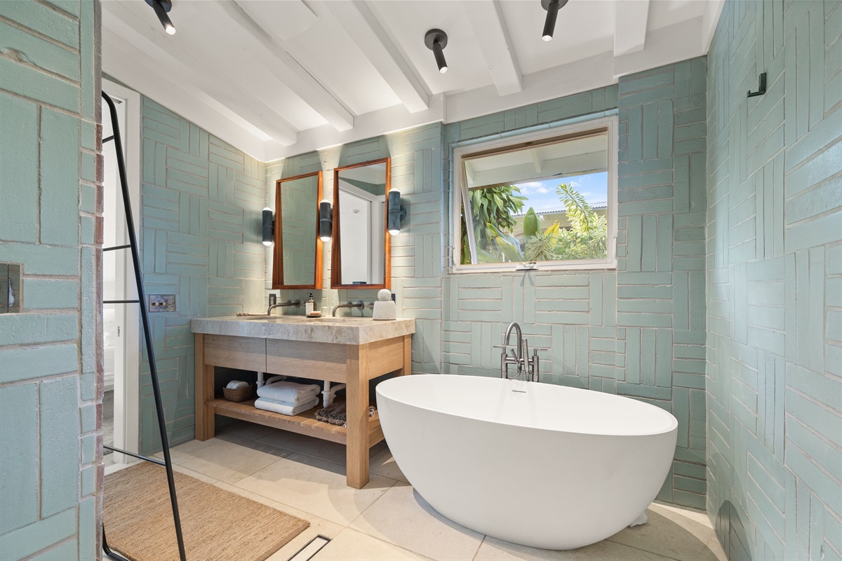 Front Suite - en suite Tub_a