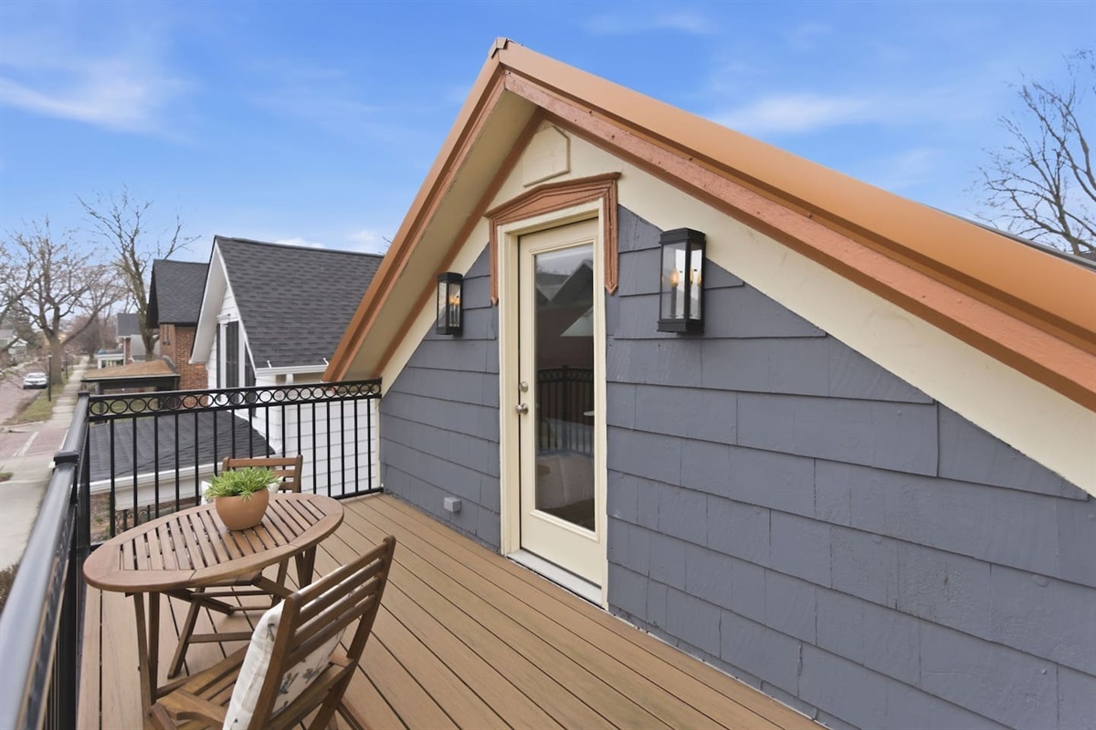 Charming outdoor deck with table and chairs, ideal for morning coffee or evening relaxation