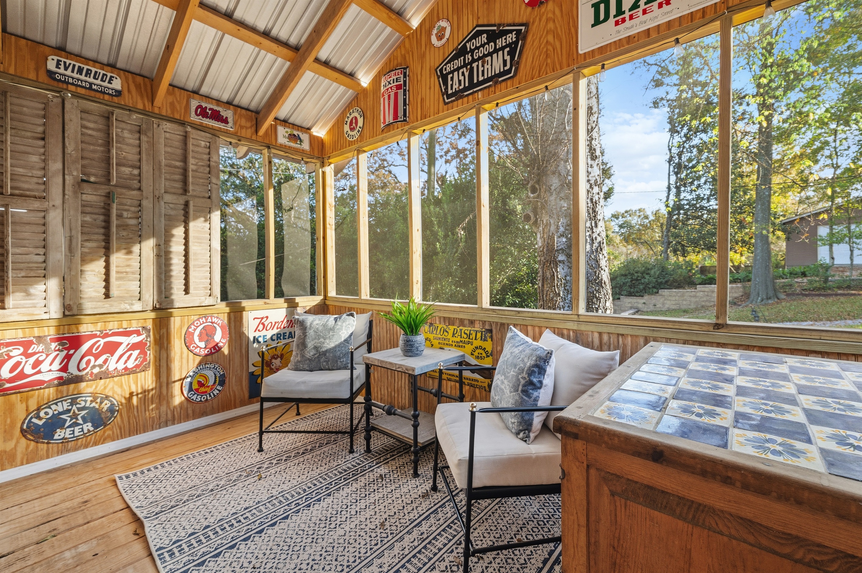 xperience Laurel, Mississippi like a local at Honeycomb—just a short drive to Historic Downtown, Home Town filming locations, boutique shopping, and our favorite Southern restaurants.