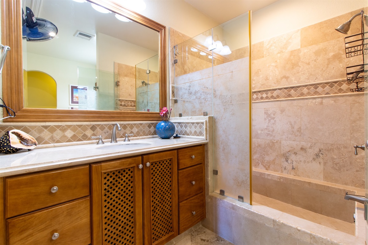 Guest Suite #1 Tub/Shower Combo